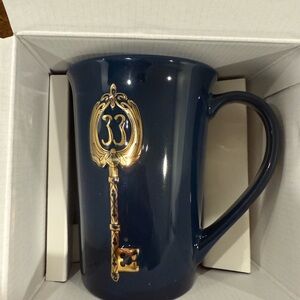 Elegant Blue Mug with Gold Key Design